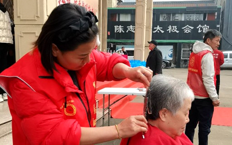 중양절 '특별 혜택' 실속 충만! 난산 300여 명 노인, 행복감 가득 채웠다