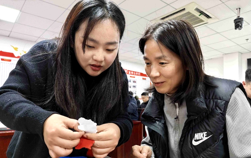 린이: 종이 위에 꽃 피우며 신충 맞이