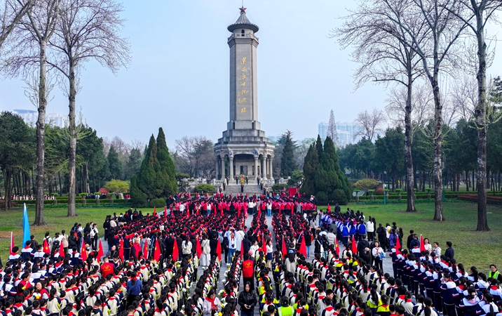 린이：청명날 능묘 참배해 애도 표하고 영렬 정신 길이 전해지다