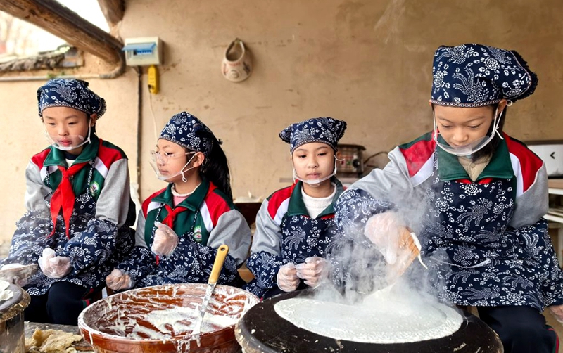 린이: 붉은 역사 수업에 몰입하며, 이념의 불씨로 어린 마음을 기르다