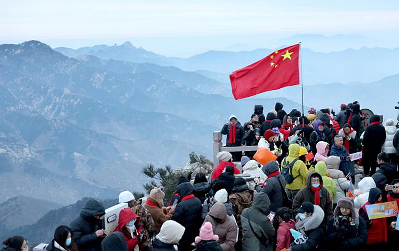 맹산 정상에서 빛을 쫓아, 새해를 열다