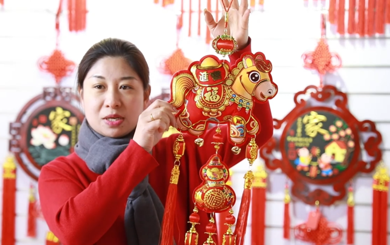 린이: 붉게 물든 분위기로 화창한 새해 맞이