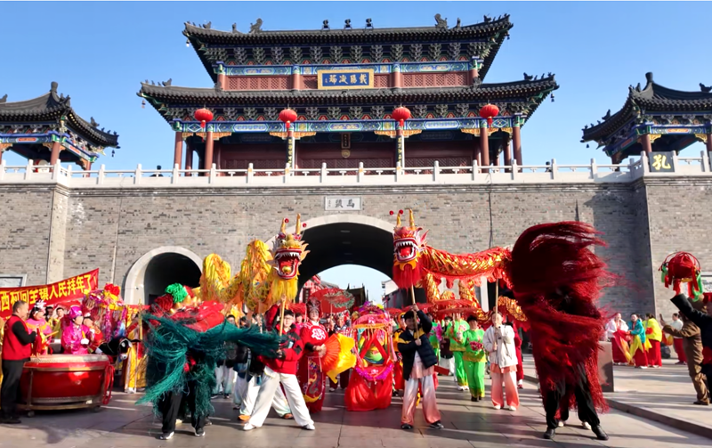 말년 말두(馬頭)에서 노래하며 행진，고진 사화(社火)로 새해를 북돋다